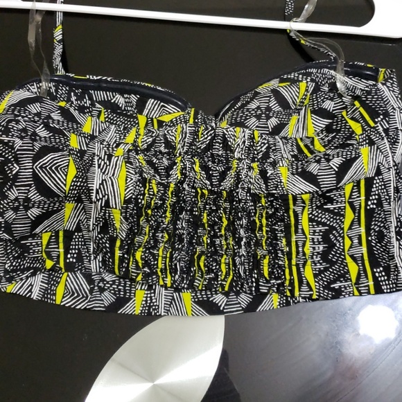 Black White and neon yellow crop top - Picture 2 of 2